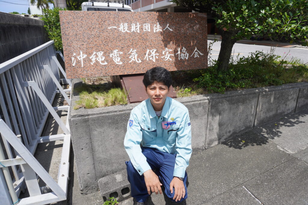 保安協会の石碑の前で