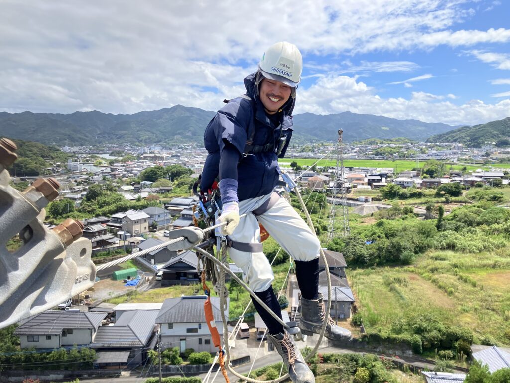 高所で作業をしている山本さん
