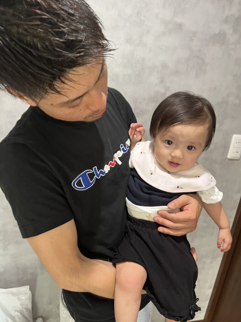 お子様を抱っこする岩本さん