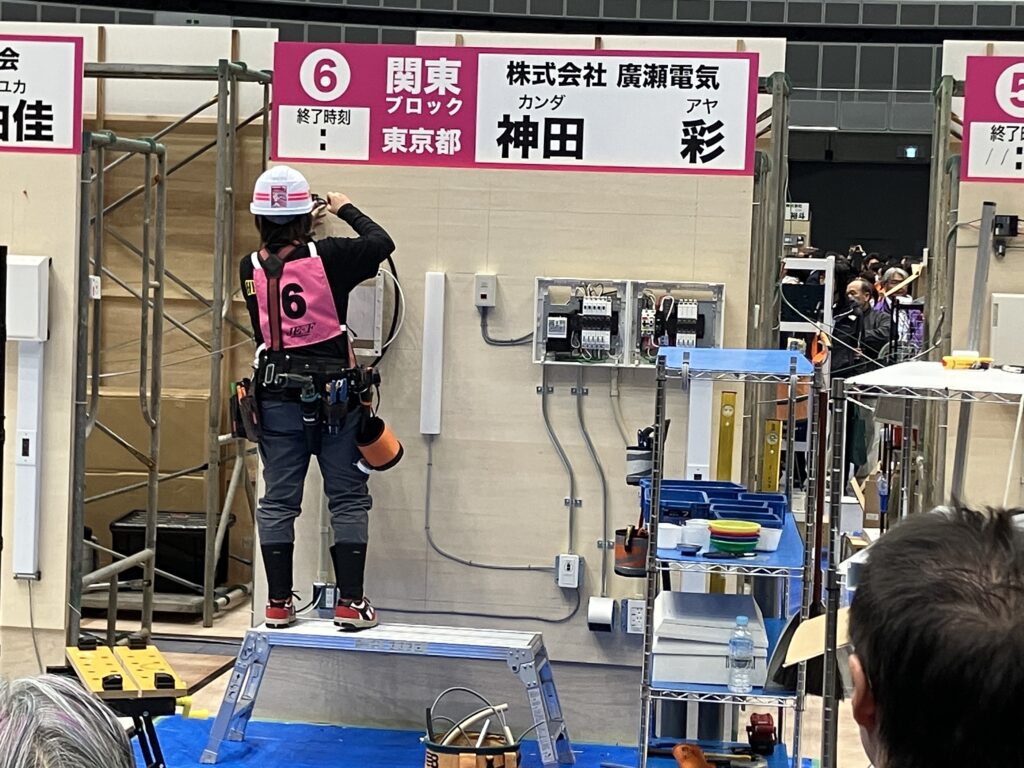 電気工事士技能競技大会に出場して課題に取り組む神田さん