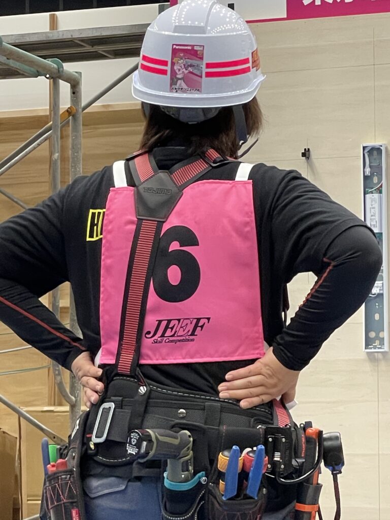 使い慣れた工具が揃った腰道具。職人の背中がかっこいい！